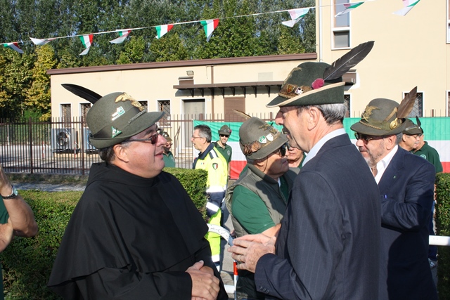 Padre Poiana (Rettore della Basilica del Santo) con il Capogruppo Mario Pegoraro